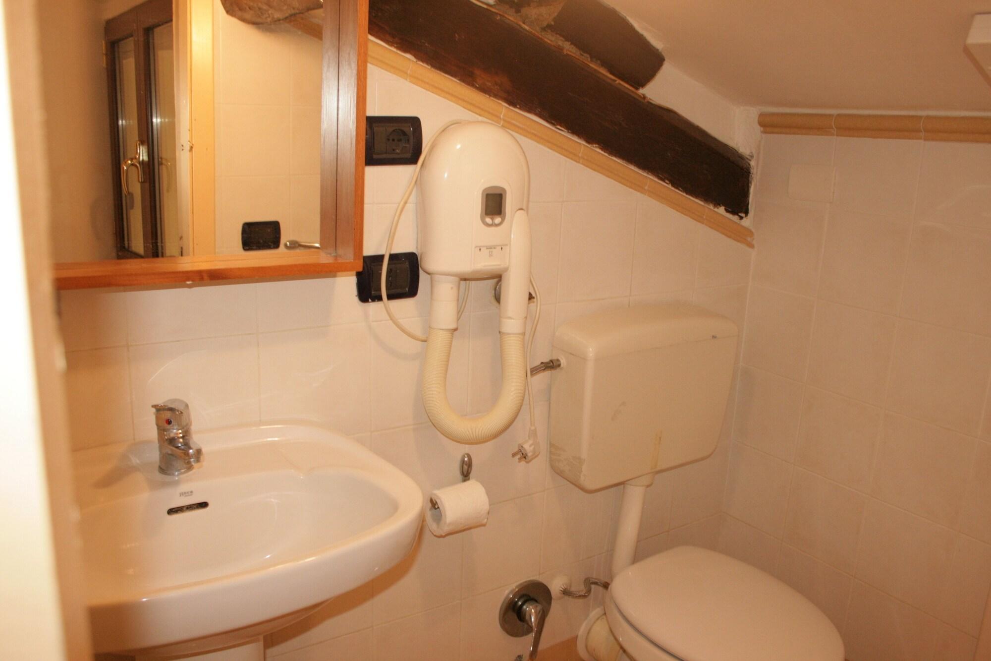 Sixtythree Bed & Breakfast 2*